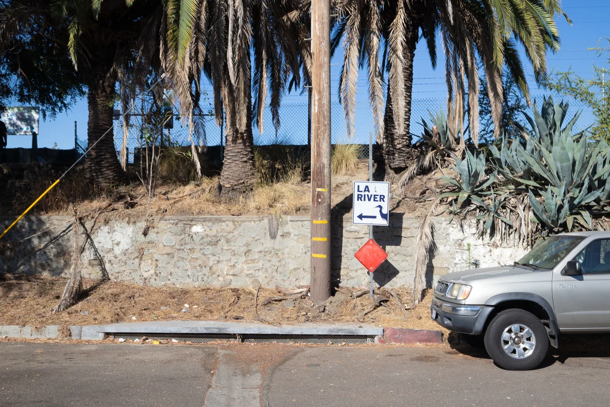 Sign to get to park