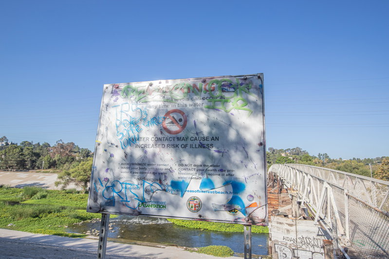 Warning signs about the river.