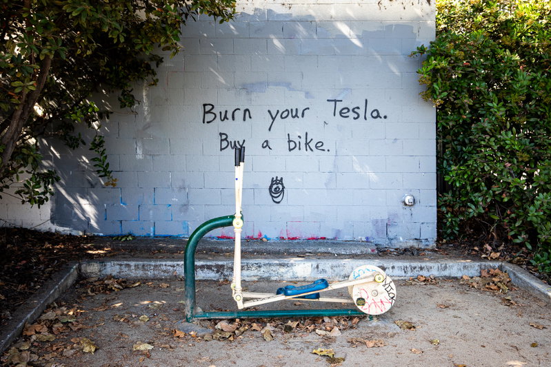 Street art: "Burn your tesla, buy a bike"